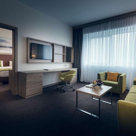 Wyndham Garden Astana Hotell Exteriör bild