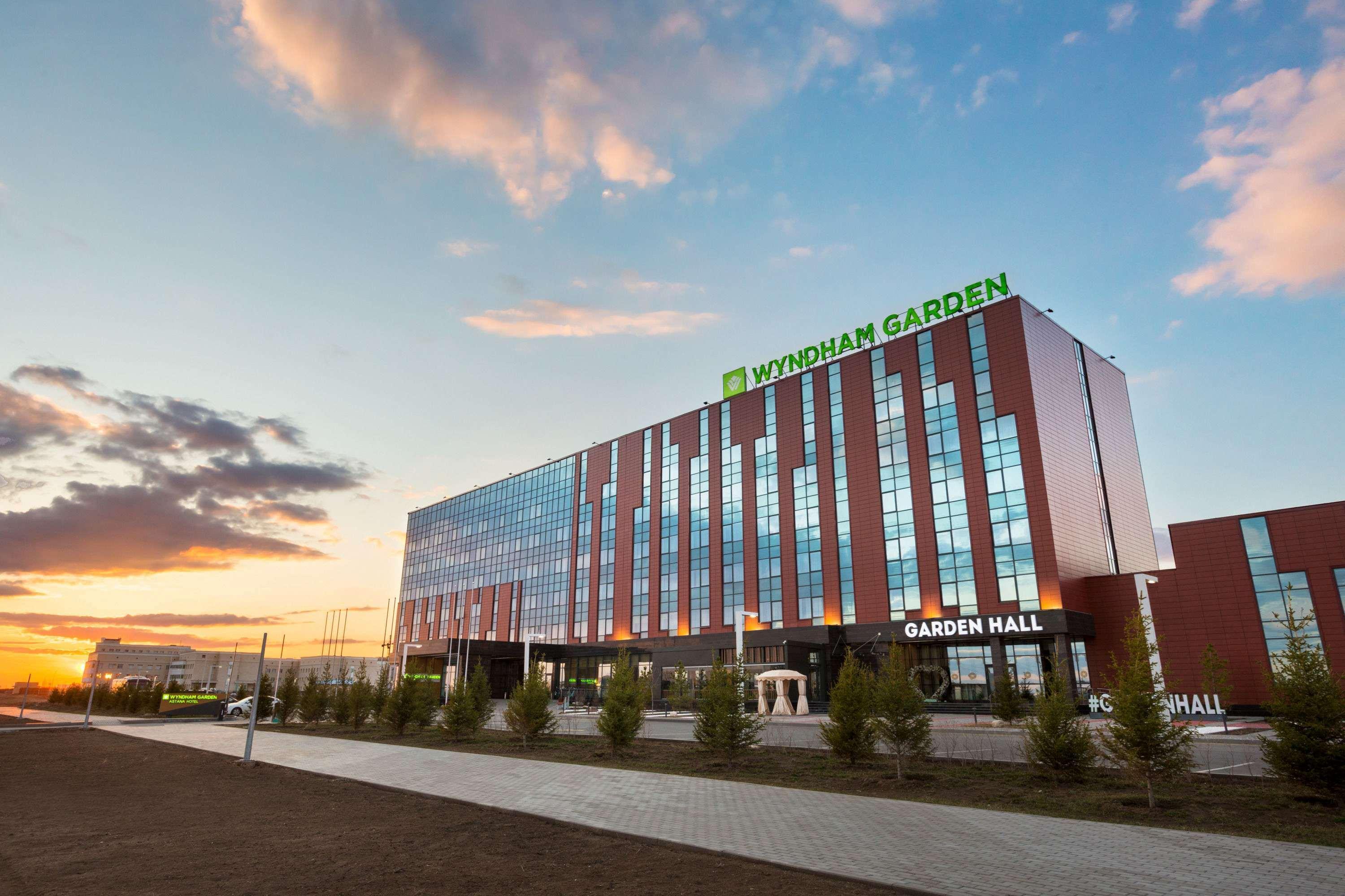 Wyndham Garden Astana Hotell Exteriör bild