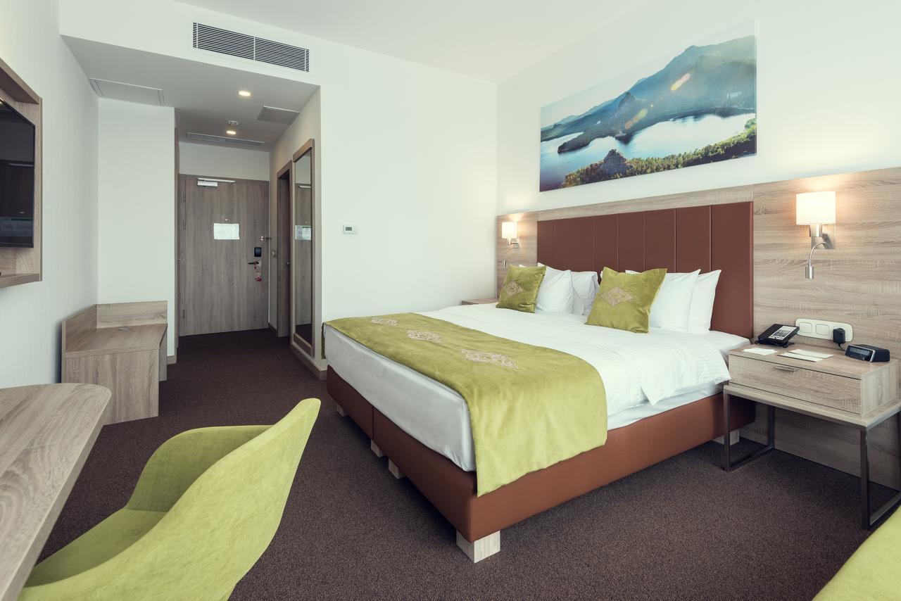 Wyndham Garden Astana Hotell Exteriör bild